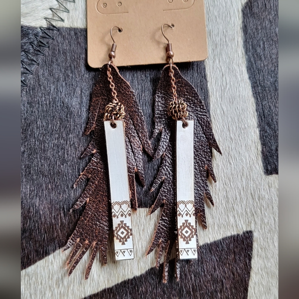 Genuine western style leather feather earrings with bronze chain and beads - Picture 2 of 4